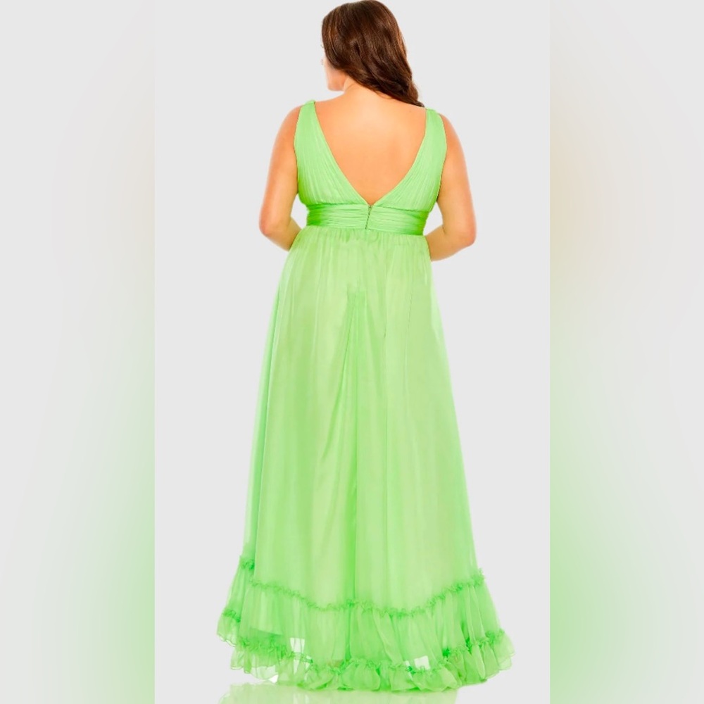 💃🏽➕MAC DUGGAL Organza V-Neck Gown. Color:Mojito (Green). Size: 20W. - Picture 4 of 10
